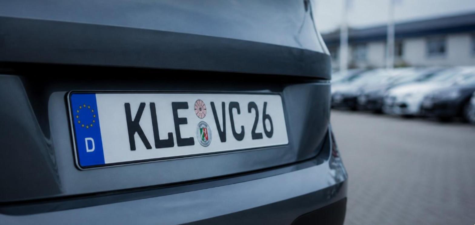 Duits kenteken met EU-strook op een auto